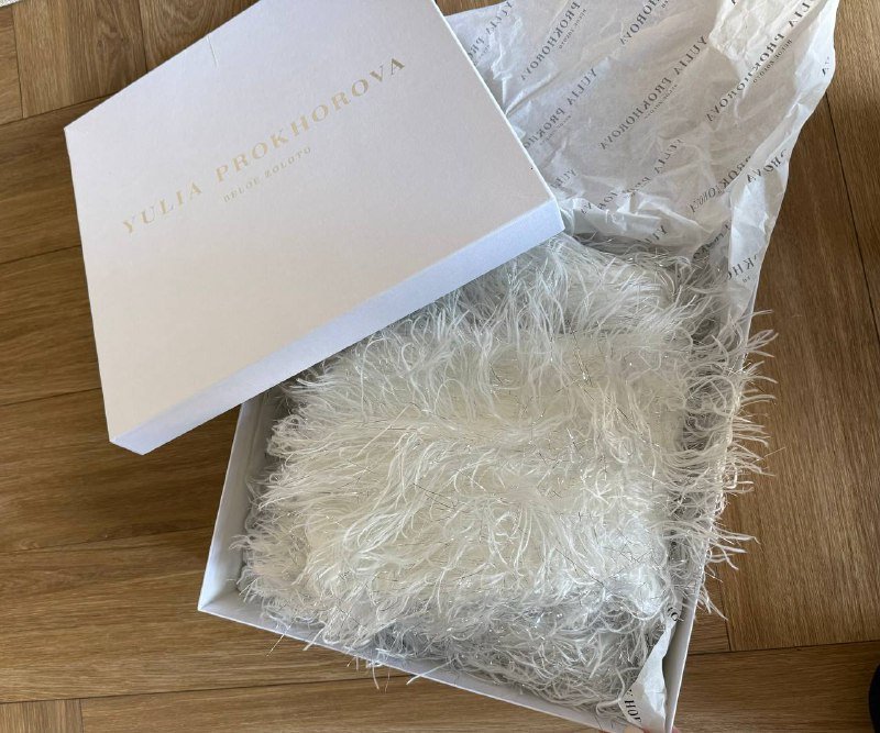 Брендовое белое платье с открытыми плечами 3