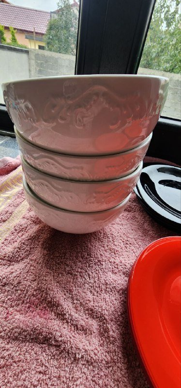 Тарелки чёрные, маленькие и большие красные, супницы 2