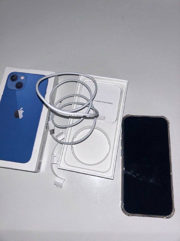 iPhone 13 с зарядкой и чехлами