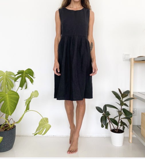 кремовое платье из муслина, чёрное льняное платье, серые джинсовые шорты, бежевые джинсы 3