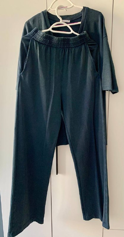 Кроссовки Oysho, сумка Tommy Hilfiger, рубашка USPA, платья USPA, Levi’s, Zara, костюм Zara, халат, дождевик, сумка-шоппер, куртка для собаки, небулайзер 8