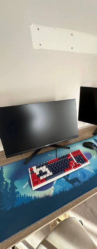 Компьютерный комплект с монитором, клавиатурой, мышью