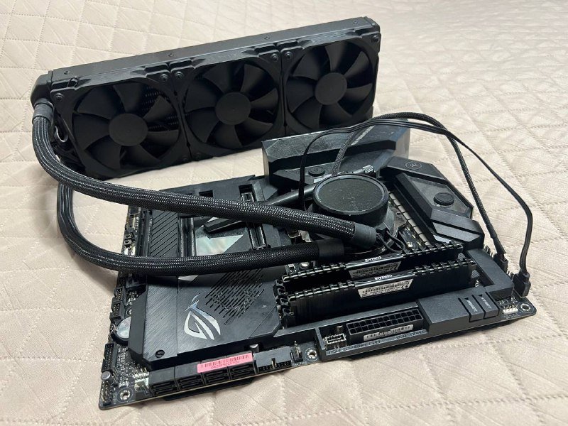 Материнская плата ASUS ROG, AMD Ryzen 9 3900X, память 32GB, водяное охлаждение