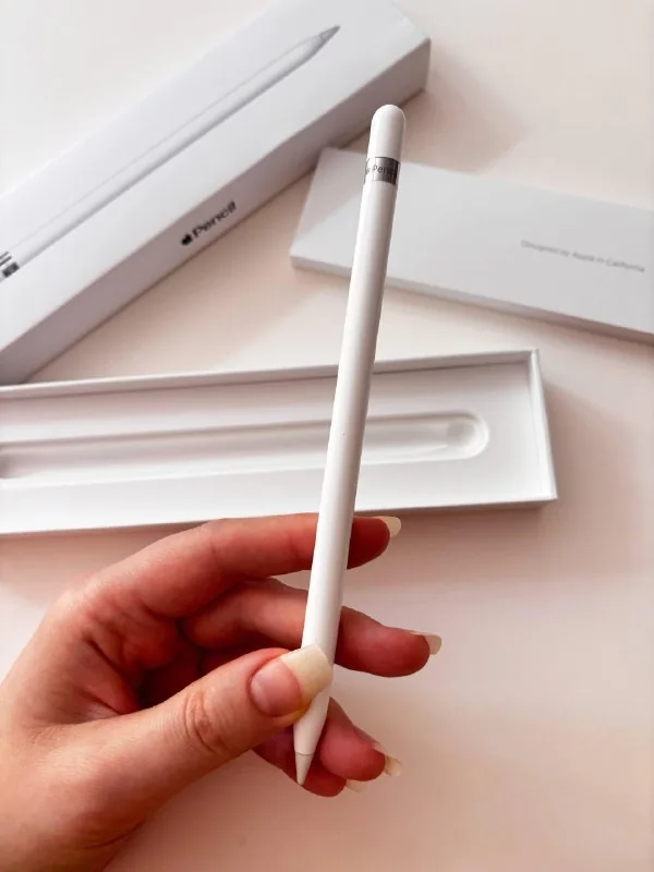 Apple Magic Keyboard Folio, Apple Pencil 1