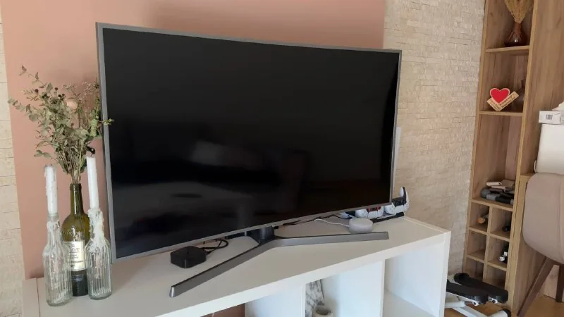 PS5 Digital Edition 825 ГБ, телевизор Samsung UE49NU7670U 1