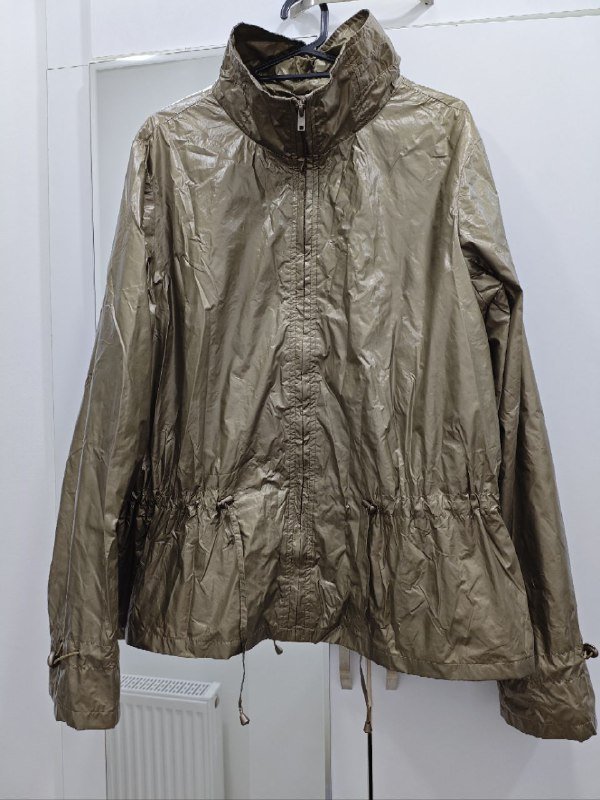 Лёгкая ветровка цвета шампань размер M