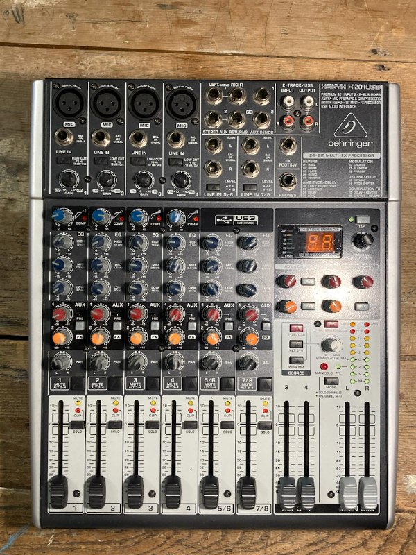 Микшерный пульт Behringer Xenyx X1204 USB 4