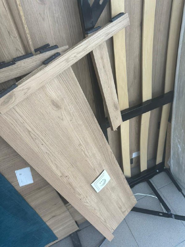 Кровать с матрасом и встроенными тумбочками 3