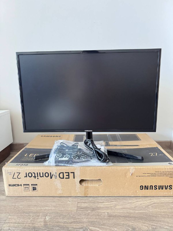 Клавиатура и мышь Logitech, мониторы Samsung, вебкамеры, гарнитура Meta Quest, USB-хаб Xiaomi, LED свет 3