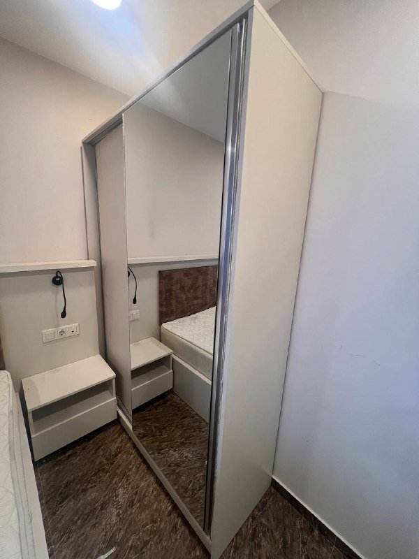 Кровати с тумбочками, микроволновка, телевизор, шкафы, комплект для ванной, керамический стол и стулья 4