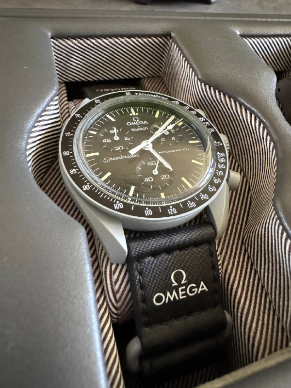 Часы MISSION TO THE MOON MoonSwatch SO33M100