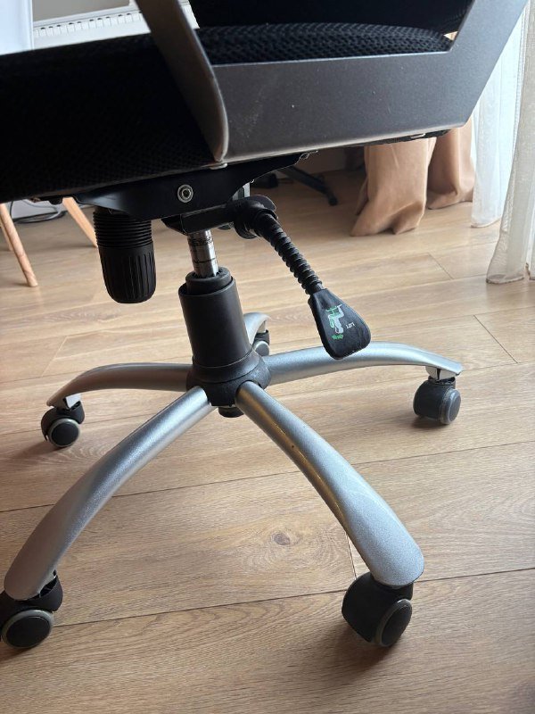 Кресло офисное, белый стеллаж 2