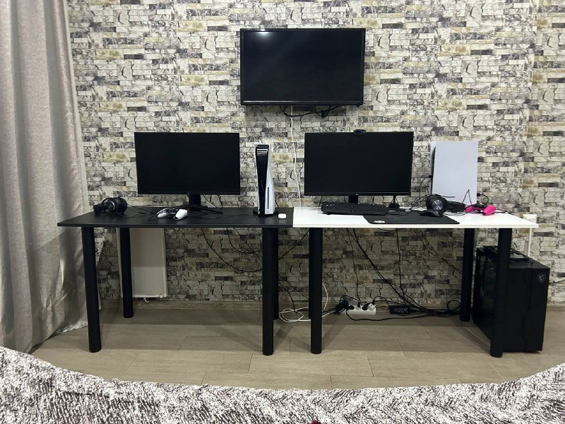 Столы с текстурой дерева и полуматовой поверхностью