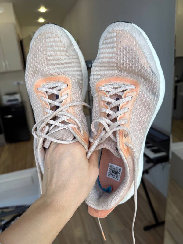 Кроссовки белые, джинсы женские, шапка-ушанка, жакет женский, сапоги зимние, кроссовки беговые