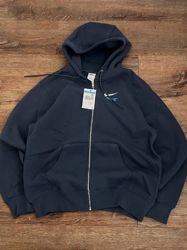 Толстовки, кроссовки Nike и Adidas