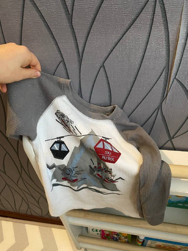 Ветровка, кофточка и книга липучки для детей 2