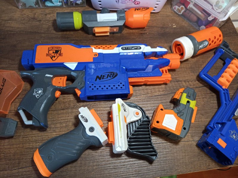 Nerf pistols and accessories 5