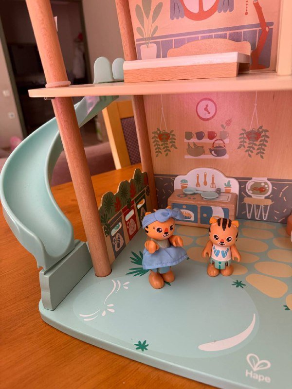Домик от Hape с мебелью и фигурками 6