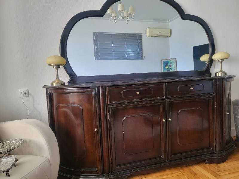 Буфет из красного дерева с зеркалом