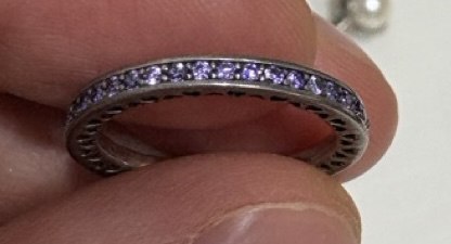 Серебряные серьги, кольца, пижамная рубашка Uniqlo, спортивный топ, стрипы Flamingo, часы SWATCH 3