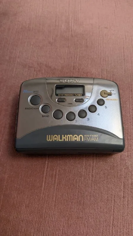 Кассетный плеер с радиоприемником Sony Walkman WM-FX267 1