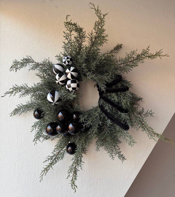 Венки из живой ароматной хвои с шишками, со стеклянными шарами, без хвои с хромом 2