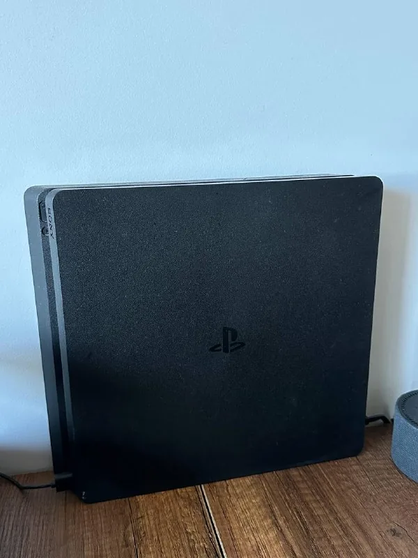 Sony PlayStation 4 Slim 1