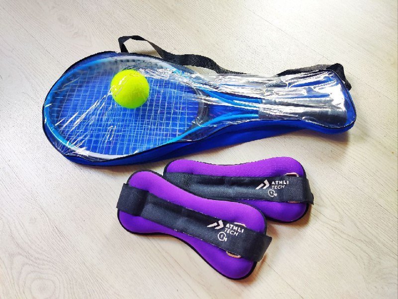 Портативный стерилизатор, джинсовая куртка, теннисные ракетки, утяжелители, рюкзак, мольберт, книга, краски, кисти 3