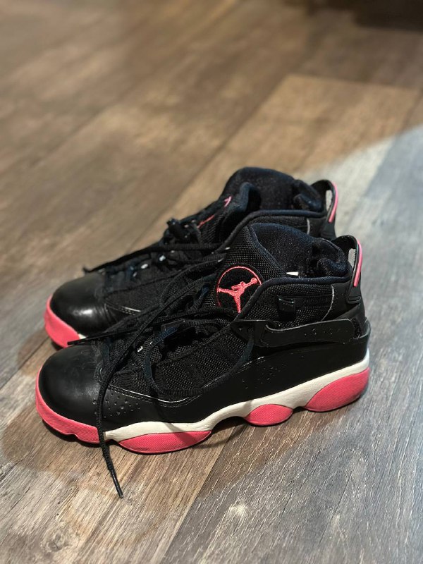 Сандали Dr. Martens, Сандали Reebok beatnik, Кроссовки Jordan, Кроссовки New Balance 3