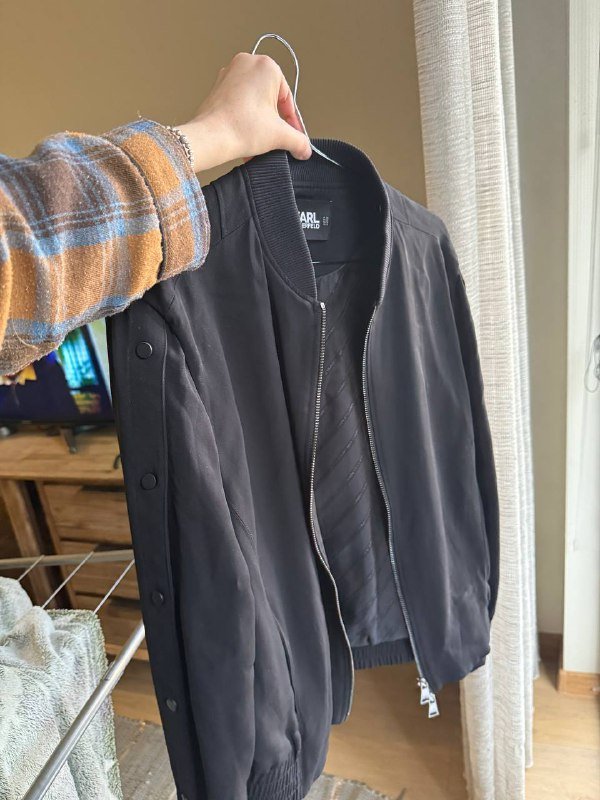 Ветровка Karl Lagerfeld, костюм Patrizia Pepe, сумка Levi’s, джинсы Stradivarius