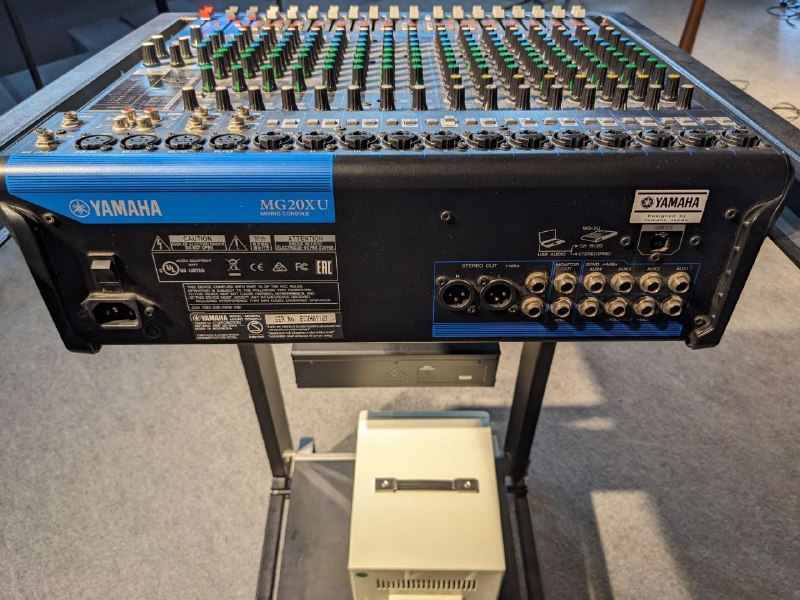 Yamaha MG20XU mixing console 2