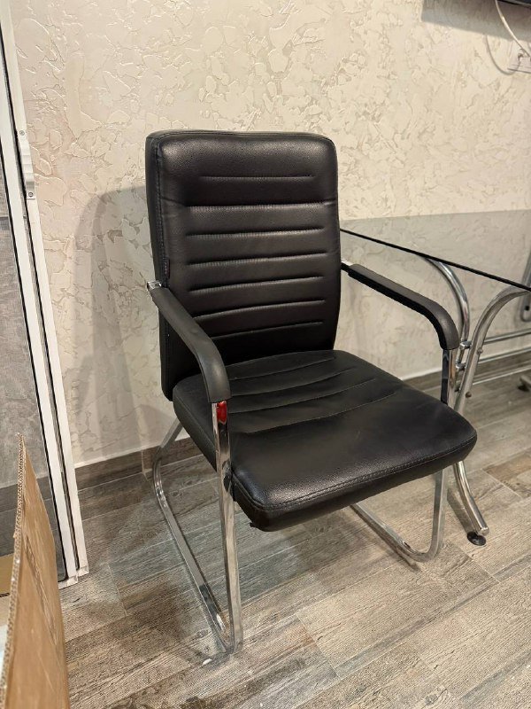 Стол со стеклянной поверхностью