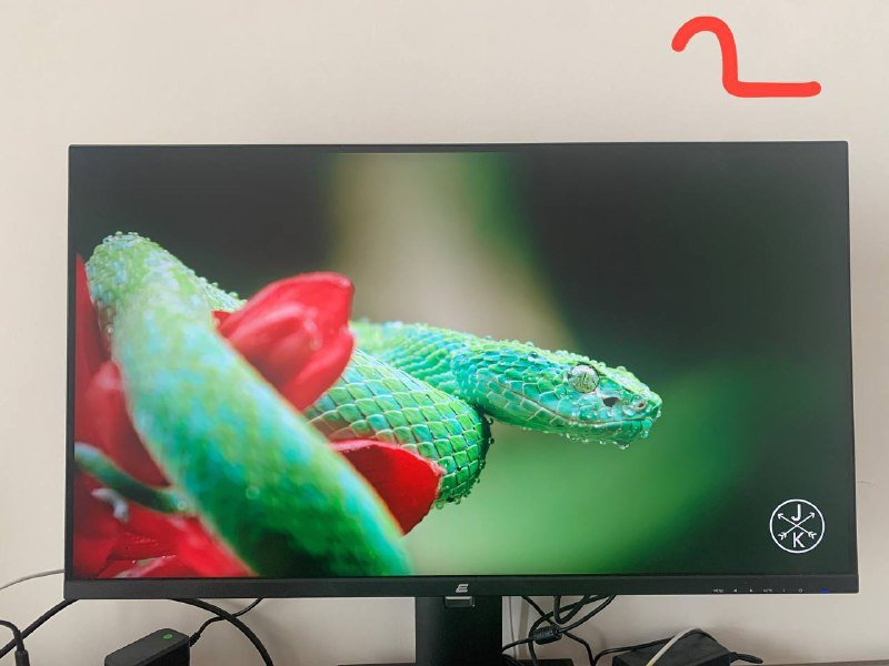 Механическая клавиатура, 4К монитор 2E L2820B, подъемный стол Flexispot EN1, монитор Samsung LU28R55, обычный стол, мультиварка Рэдмонд 2