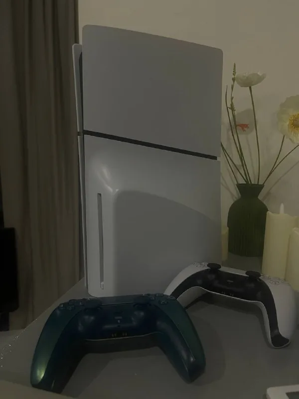 PS5 Slim 1TB, 2 геймпада