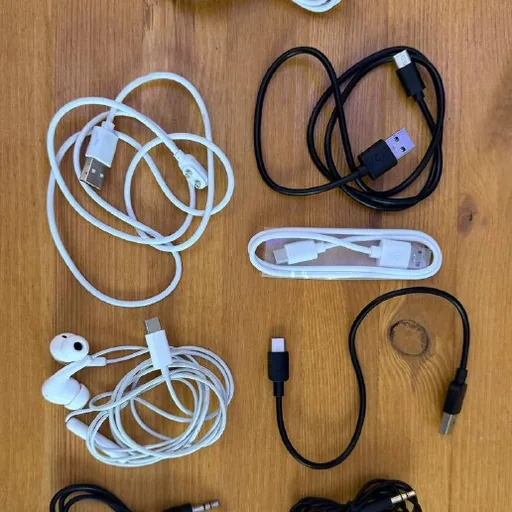 Кабели USB-C, AUX, наушники USB-C