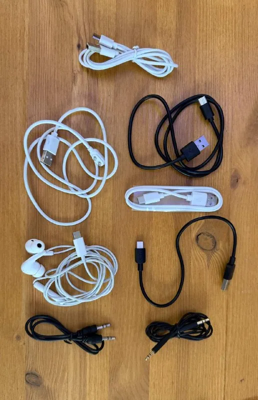 Кабели USB-C, AUX, наушники USB-C