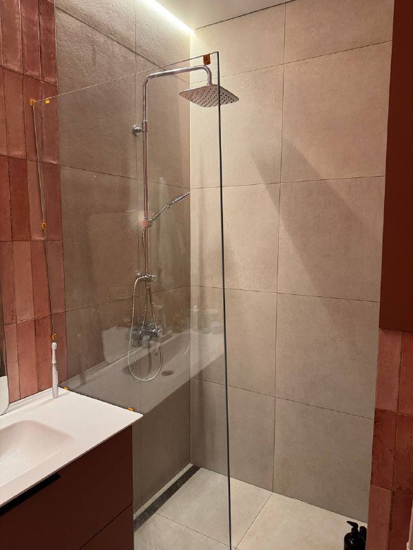 Закаленное стекло для душевой зоны 10мм