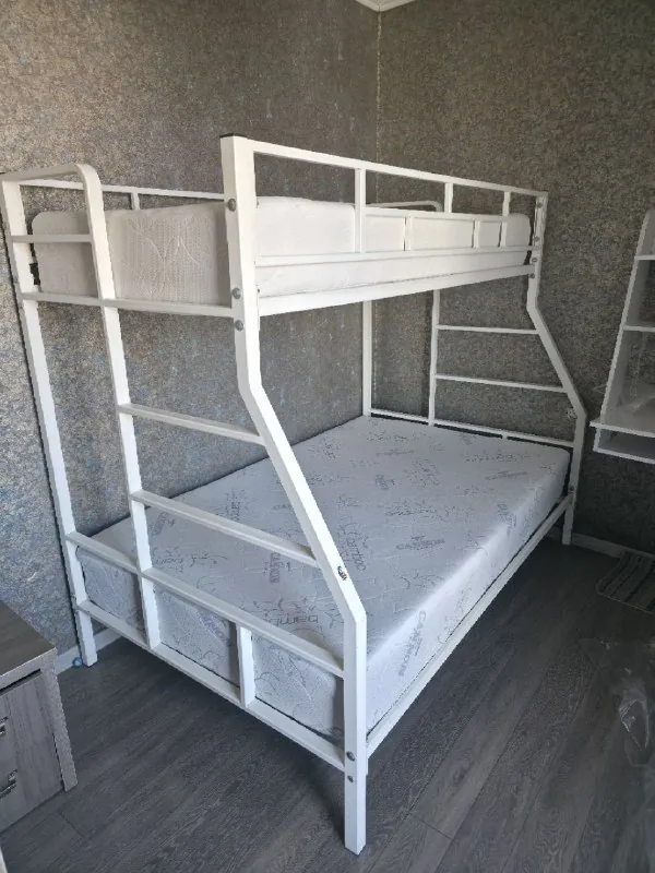Двухъярусная кровать с матрасами