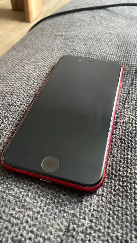 iPhone SE red 128GB 1