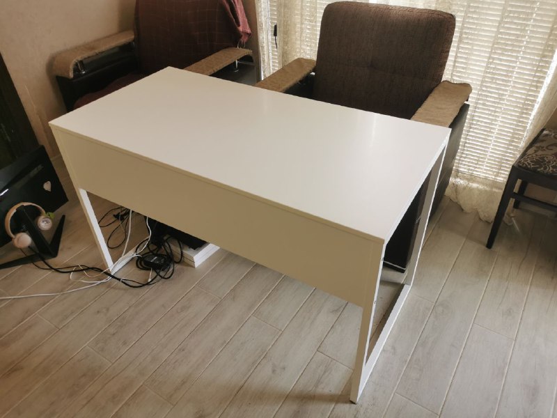 Напольная лампа jysk, Стул IKEA, Белый стол на металлических ножках 4