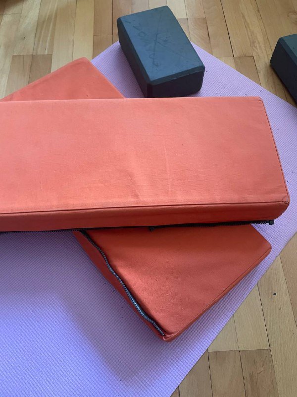 Стул, подставка, подушка, ремень и кирпичи для йоги 9