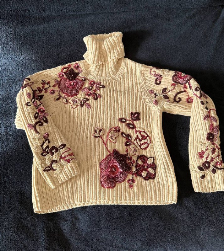Свитер с вышивкой и пайетками, размер S