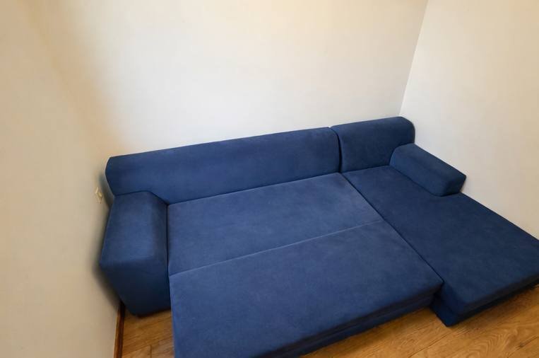 Угловой раскладной диван с местом для хранения