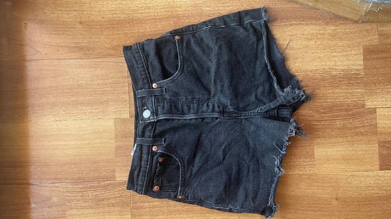Джинсы Levi’s голубые, Шорты Levi’s черные, Босоножки черные, Фен