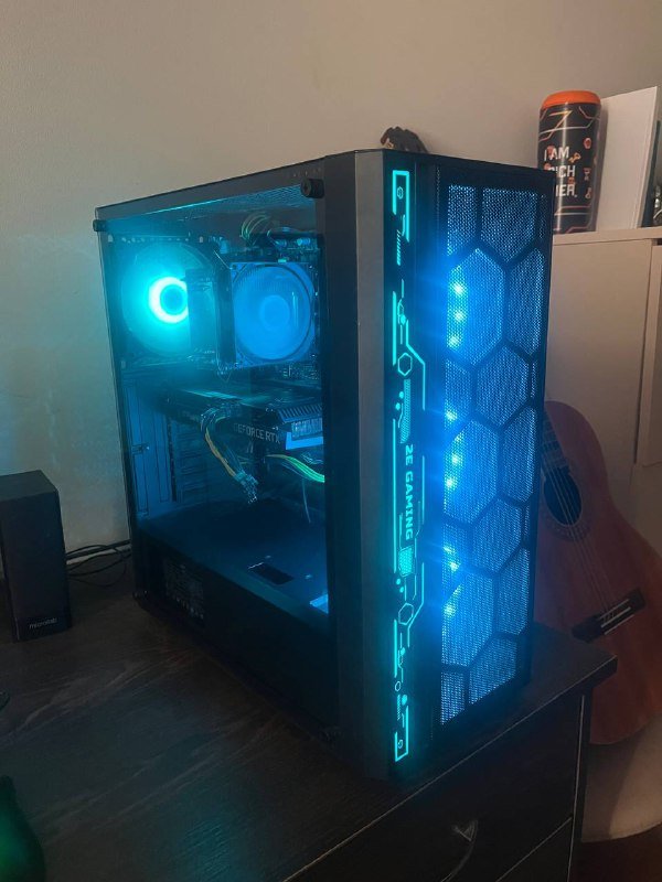 Игровой ПК с монитором, клавиатурой и мышью