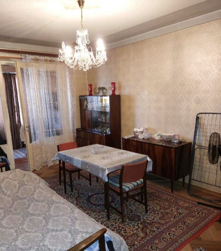 Два серванта, тумбочка, гардероб, раздвижной стол со стульями, диван раскладной, ковёр 2