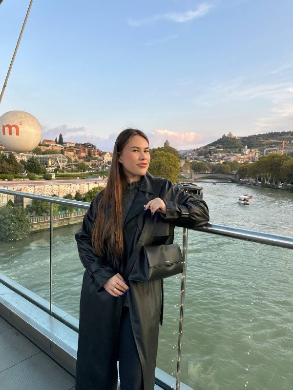 Укороченный свитшот, свитшот, куртка, сумка, парфюм, кожаный плащ, ботинки 6