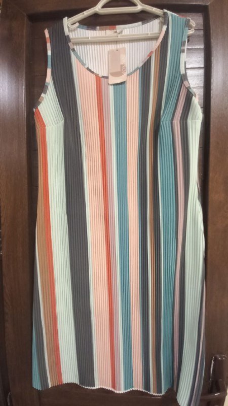 Женское платье с разноцветными полосками