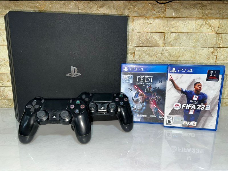 PS4 Pro с двумя играми и двумя джойстиками