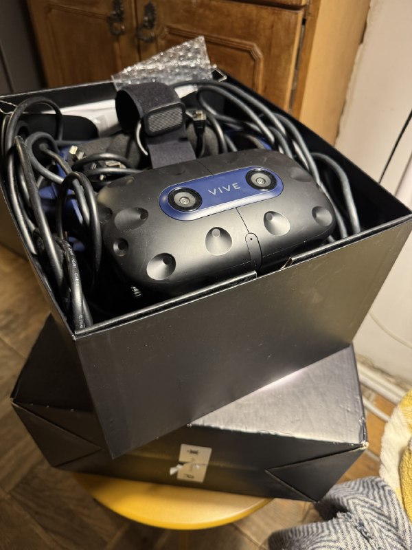Системный блок, VR-шлем HTC Vive Pro 2, клавиатура, стол, 3 стула, весы 5